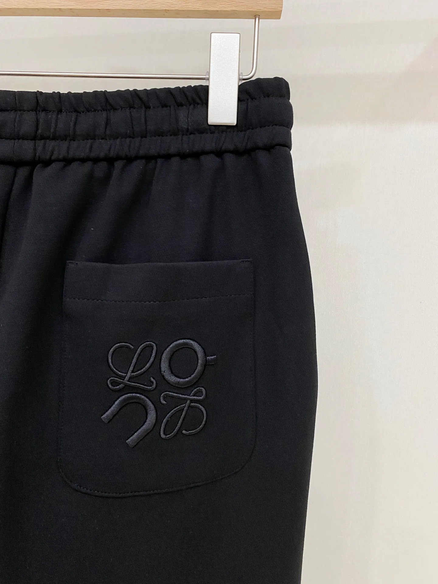 Loewe x Angpa 2026 Autumn and Winter New Arrival Casual Pants Fabric: Modal air layer cotton knitted fabric, soft to the touch, crisp in drape, comfortable and warm on the upper body. Style: straight cut with drawstring elastic waist, loose and neat, small embroidery embellishment, diagonal pockets, to accommodate leg shape. Color: Dark brown, navy blue and black, three colors, calm and high-end, suitable for all kinds of tops, suitable for commuting and leisure. Sizes:M-4XL